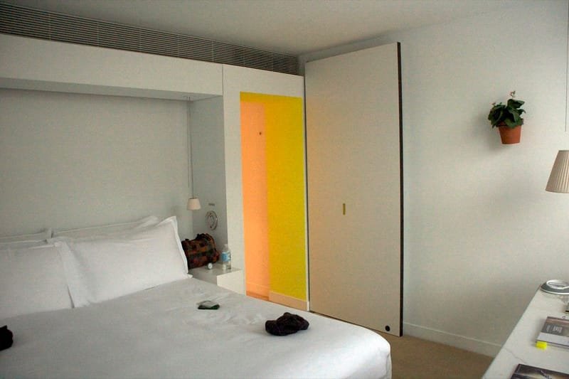 Chambre d’hôtel avec lit fait — les établissements recevant du public sont exposés en permanence au risque d’introduction