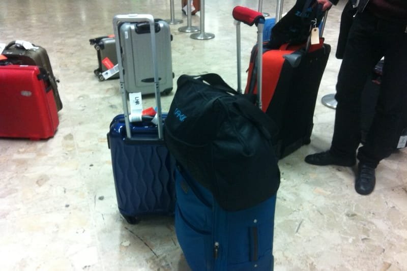 Valises et bagages en zone d’aéroport — le transport de bagages est le principal vecteur d’introduction des punaises de lit dans un logement